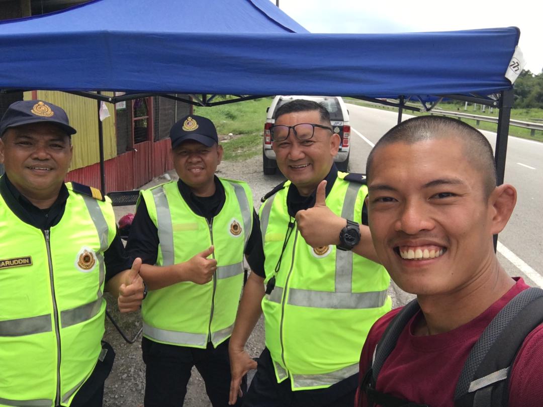 jpj-officers-were-so-intrugued-by-his-journey-that-they-gave-him-drinks-along-with-pointers-on-which-routes-to-take-to-avoid-the-highway
